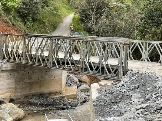 Jembatan Bailey portabel yang kompak memberikan penanganan yang mudah dan pengaturan cepat untuk penyeberangan sementara dan dukungan infrastruktur