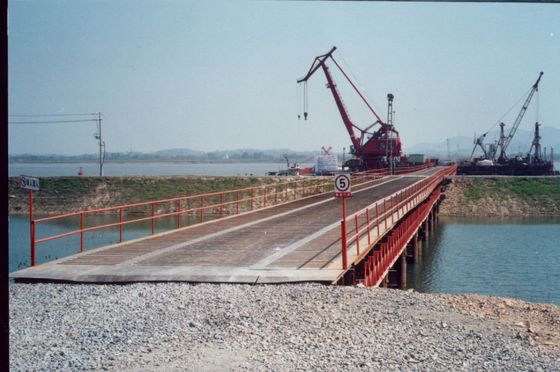 Jembatan baja prefabrikasi tahan lama dengan rentang rentang 6 sampai 60 meter beban dirancang HL93 dengan baja atau kayu dek dan konstruksi cepat